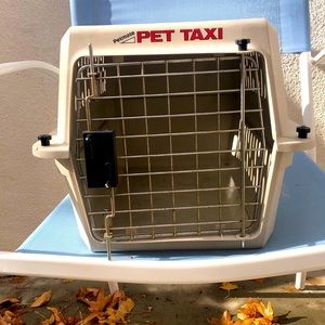 Petmate Pet Taxi, comes apart for shipping. (6 screws)Please refer to photos.